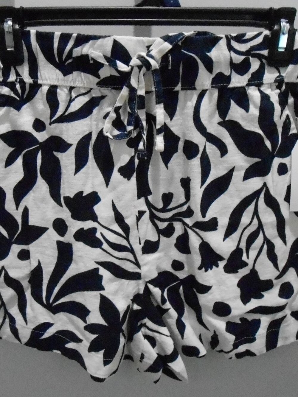Time & Tru Women's Navy & Cream Botanical Elastic Waist Linen Blend Shorts-XS - Picture 1 of 2
